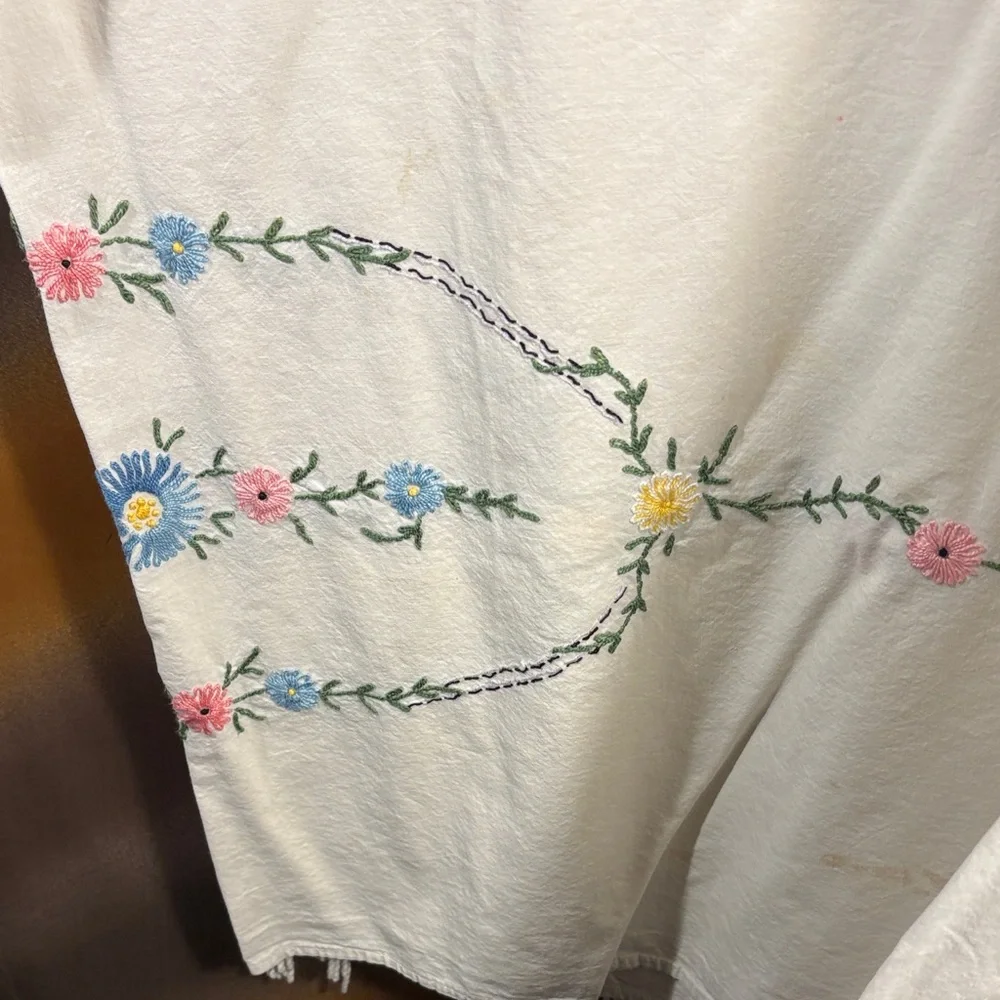 Floral Embroidered Cream full size coverlet 94 x 77 bag Aa‎